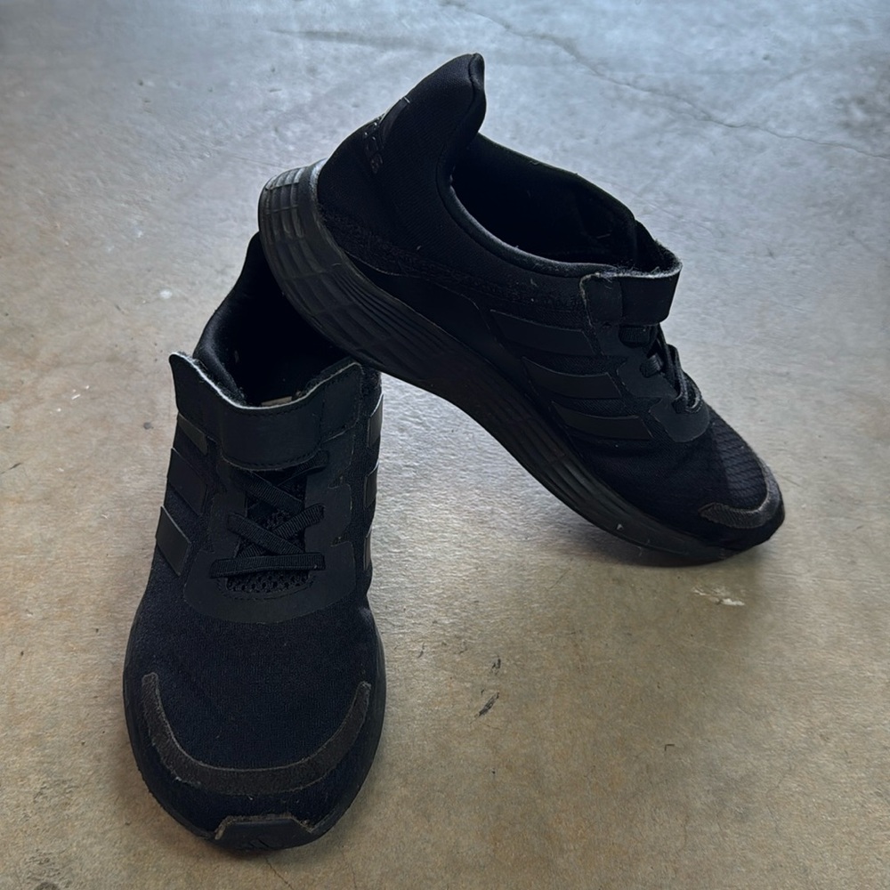 GUC Adidas Boys Black casual shoes with Velcro closure and faux elastic laces